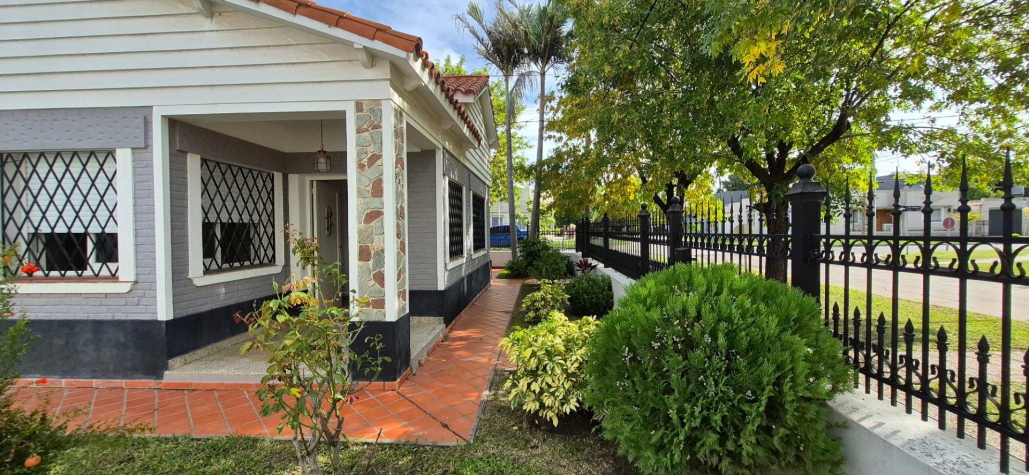 CHALET EN ESQUINA 