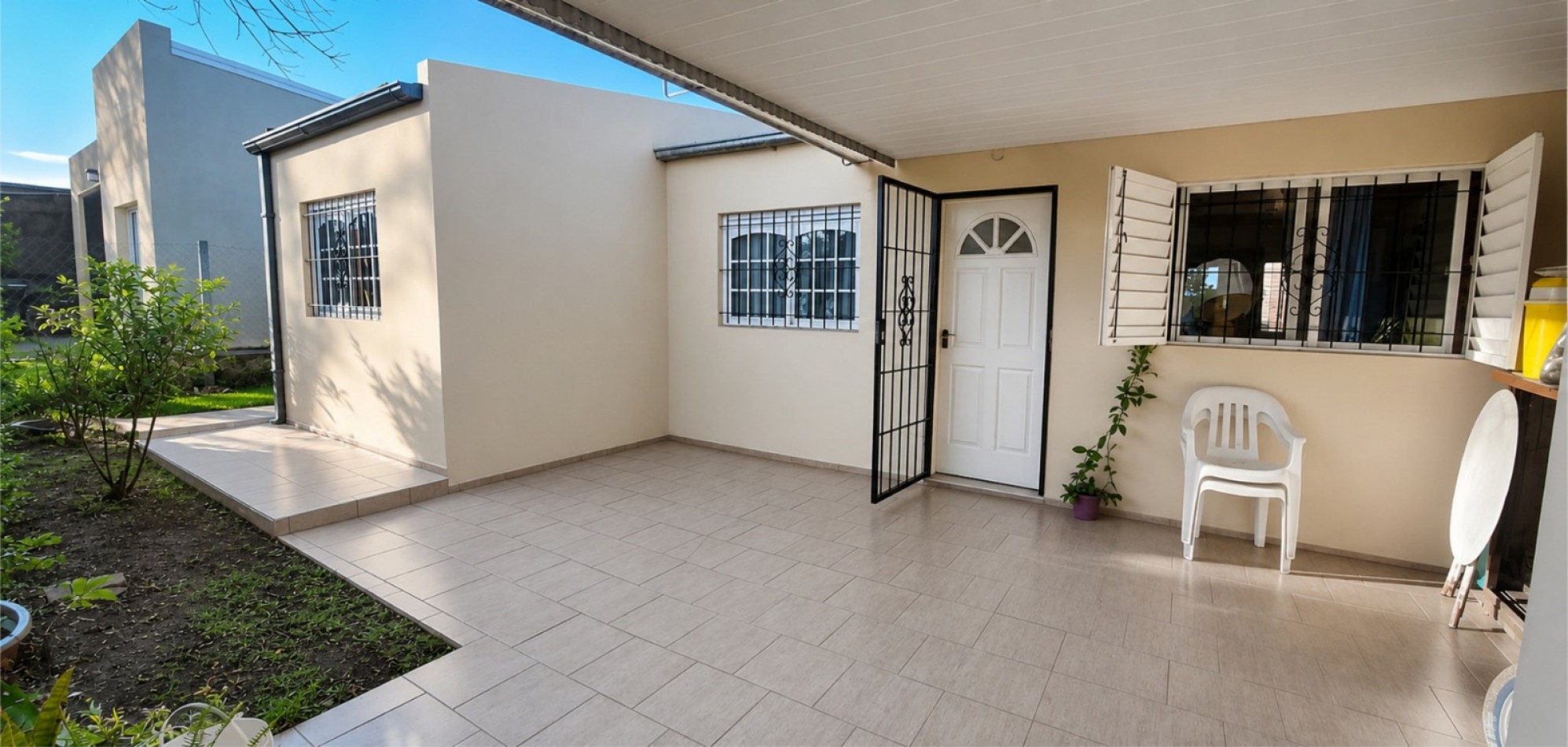 OPORTUNIDAD - CASA CON DOS DORMITORIOS + PATIO
