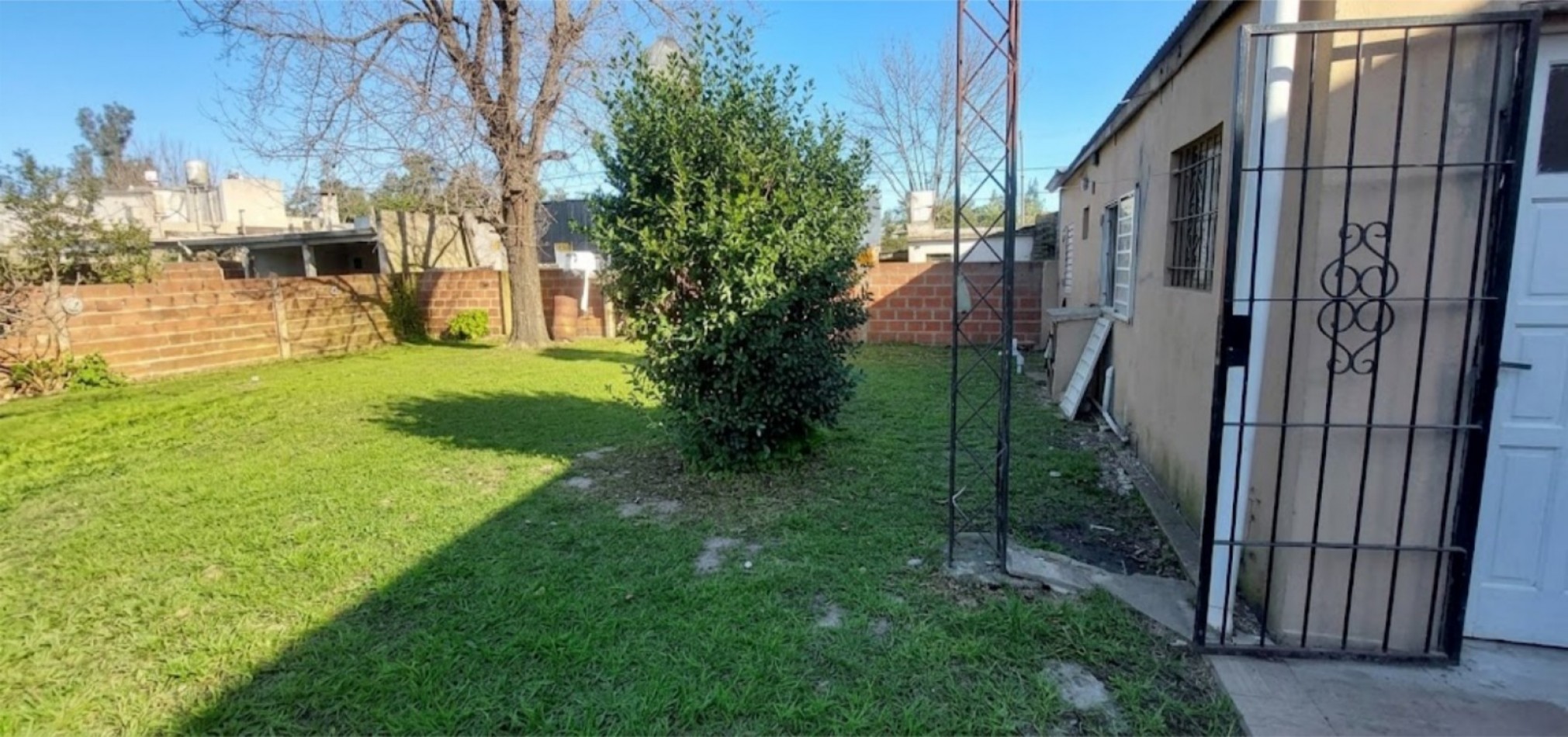 OPORTUNIDAD - CASA CON DOS DORMITORIOS + PATIO